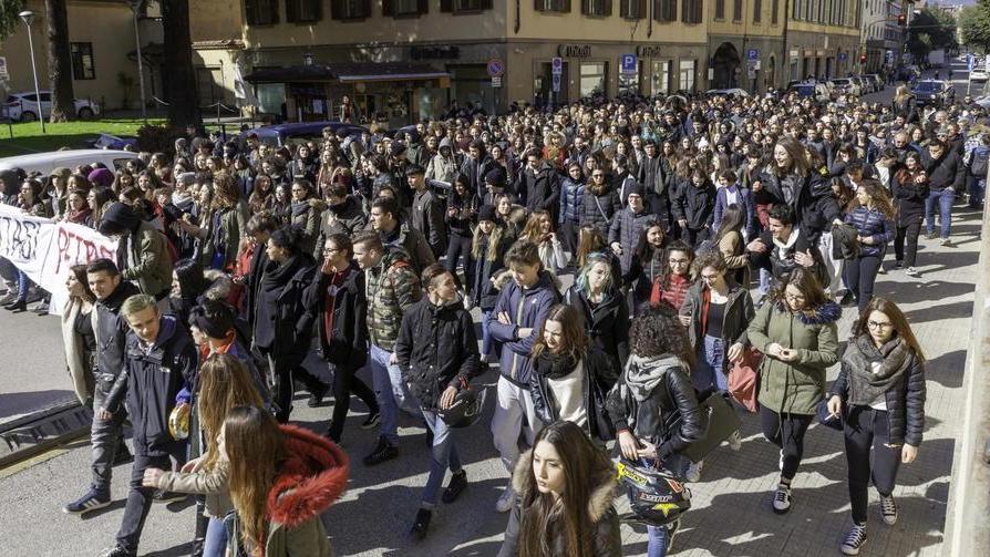 Scende in piazza il liceo di Pistoia sotto sfratto - LE FOTO