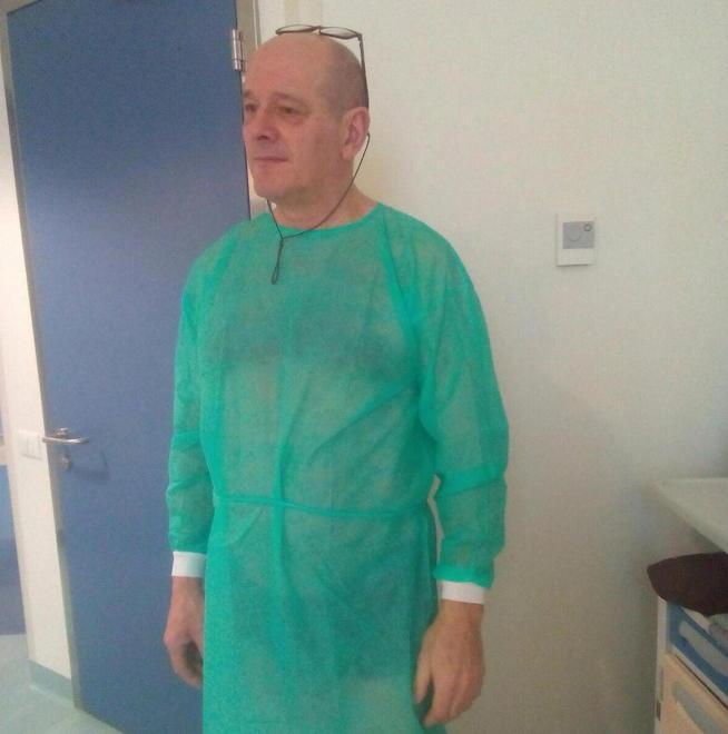 Pronto per l’operazione: aspetta sei ore nel letto, poi lo mandano a casa 