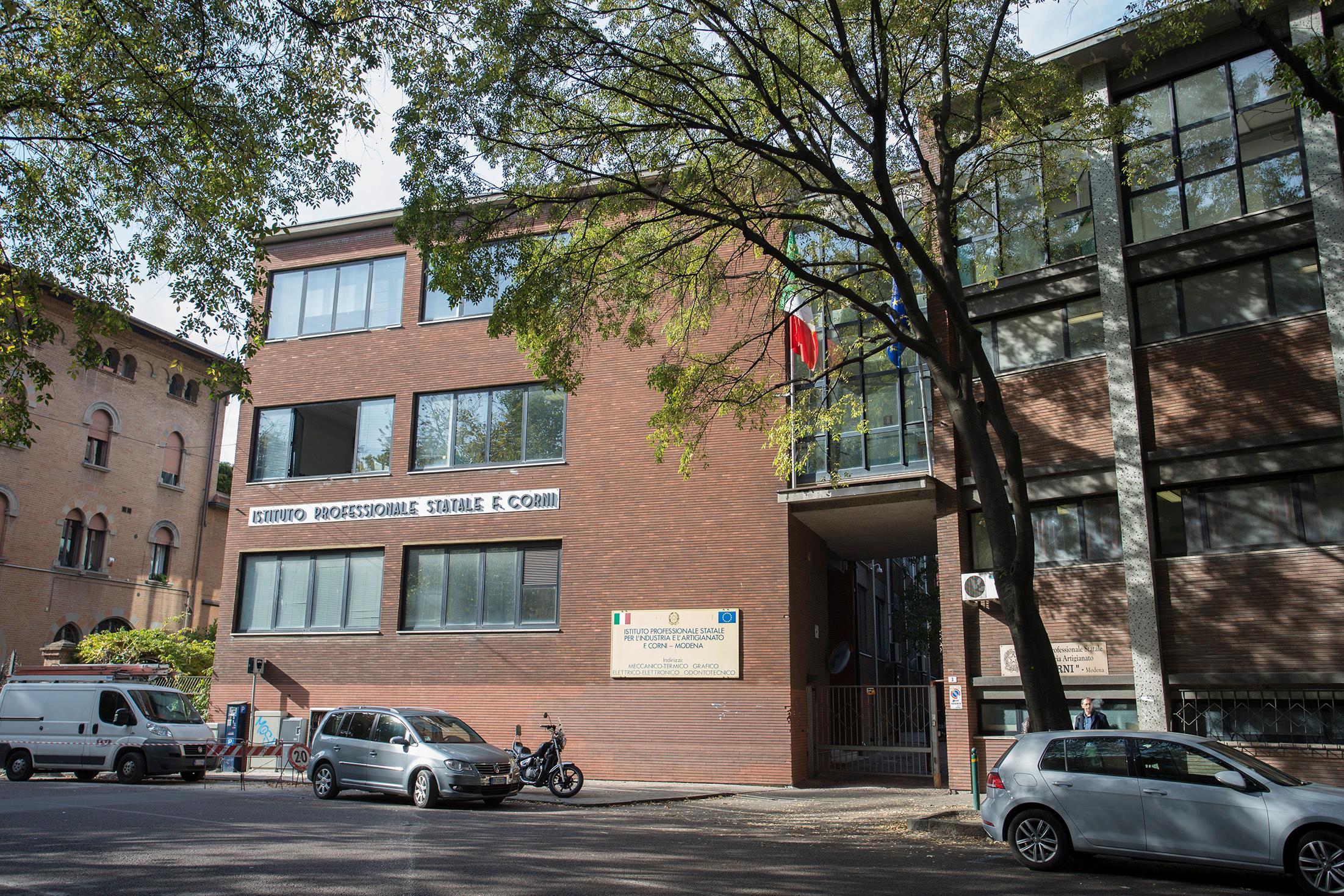 Modena, sparisce cellulare durante compito in classe 