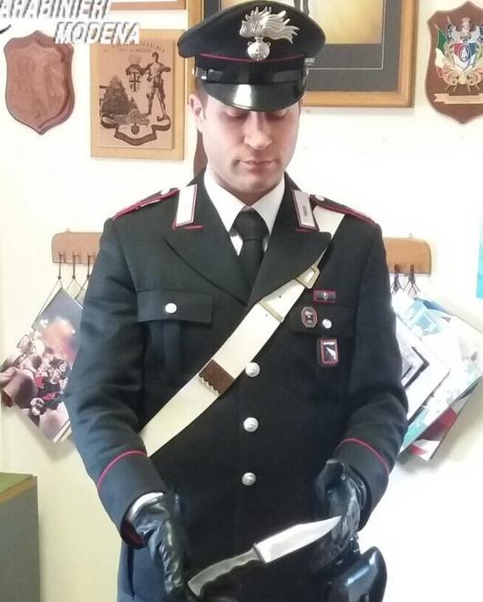 Due slavi con lame abusive