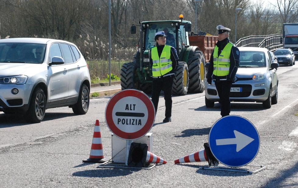 Camion perde olio in strada Traffico deviato a Marmorta