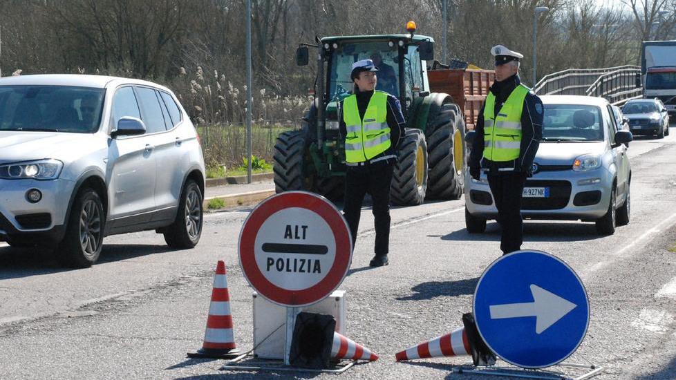 Camion perde olio in strada Traffico deviato a Marmorta