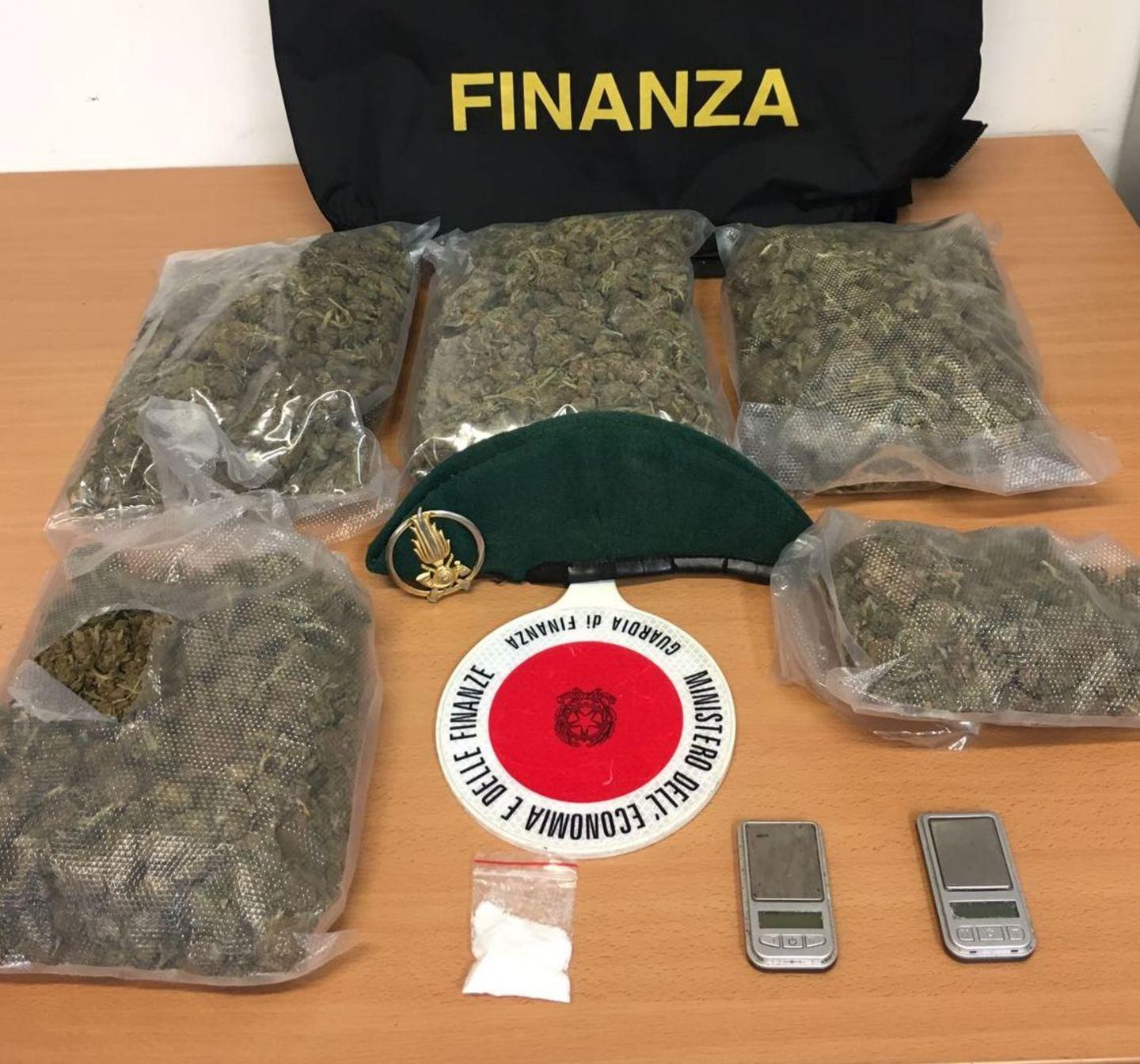  Due chili di marijuana nel cuscino 
