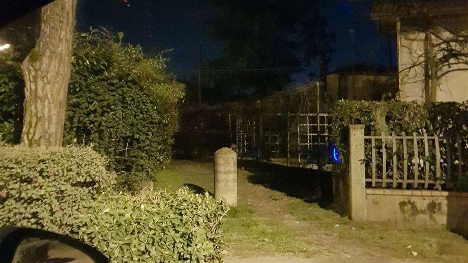 Mamma in auto con la bimba presa a sassate dai ragazzini: "Sono fuggiti"