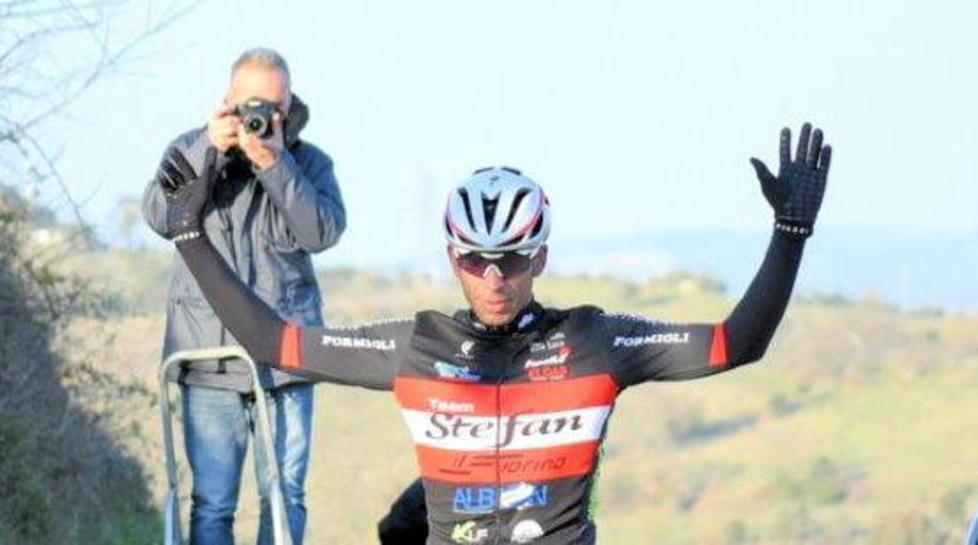 Giuntoli a braccia alzate tutto solo al traguardo del Gp Lago dell’Accesa