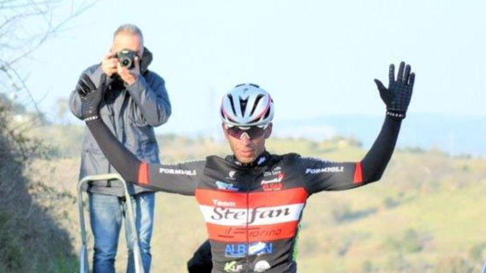 Giuntoli a braccia alzate tutto solo al traguardo del Gp Lago dell’Accesa