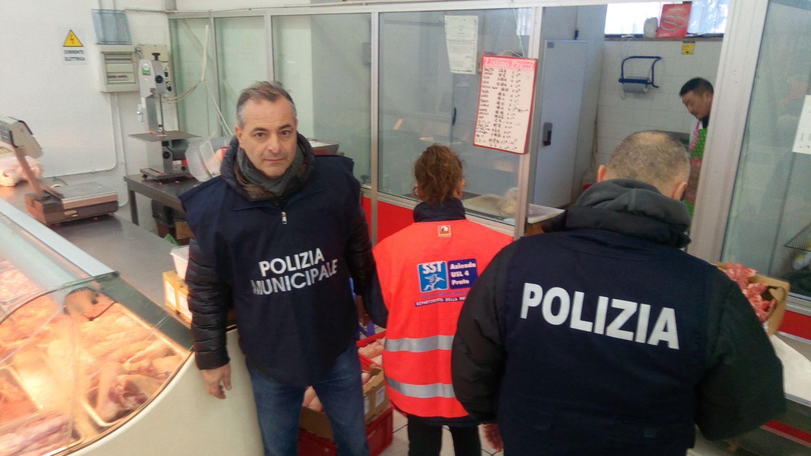 La squadra interforze durante il controllo nel supermercato