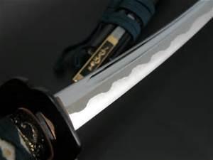 Reggio Emilia, prova a entrare in tribunale con la katana