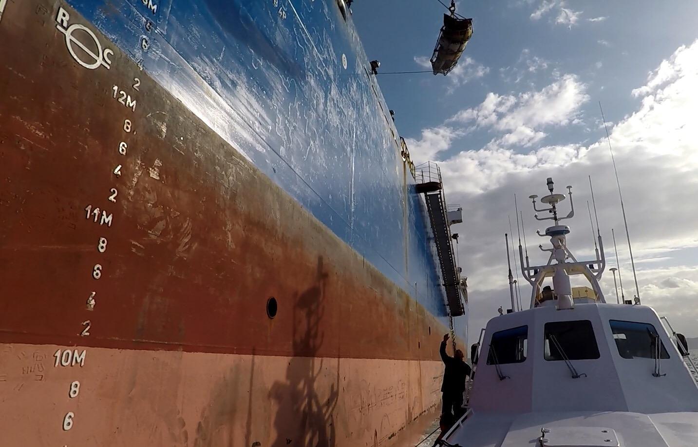 Motovedetta in alto mare per soccorrere donna gravemente ferita su una nave cilena