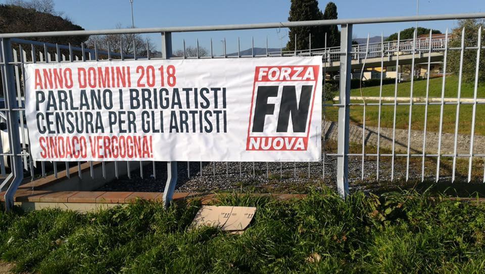 Lo striscione di Forza Nuova comparso sul cancello della Pista Rossa