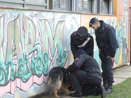 I controlli dei carabinieri al polo scolastico di via di Reggiana