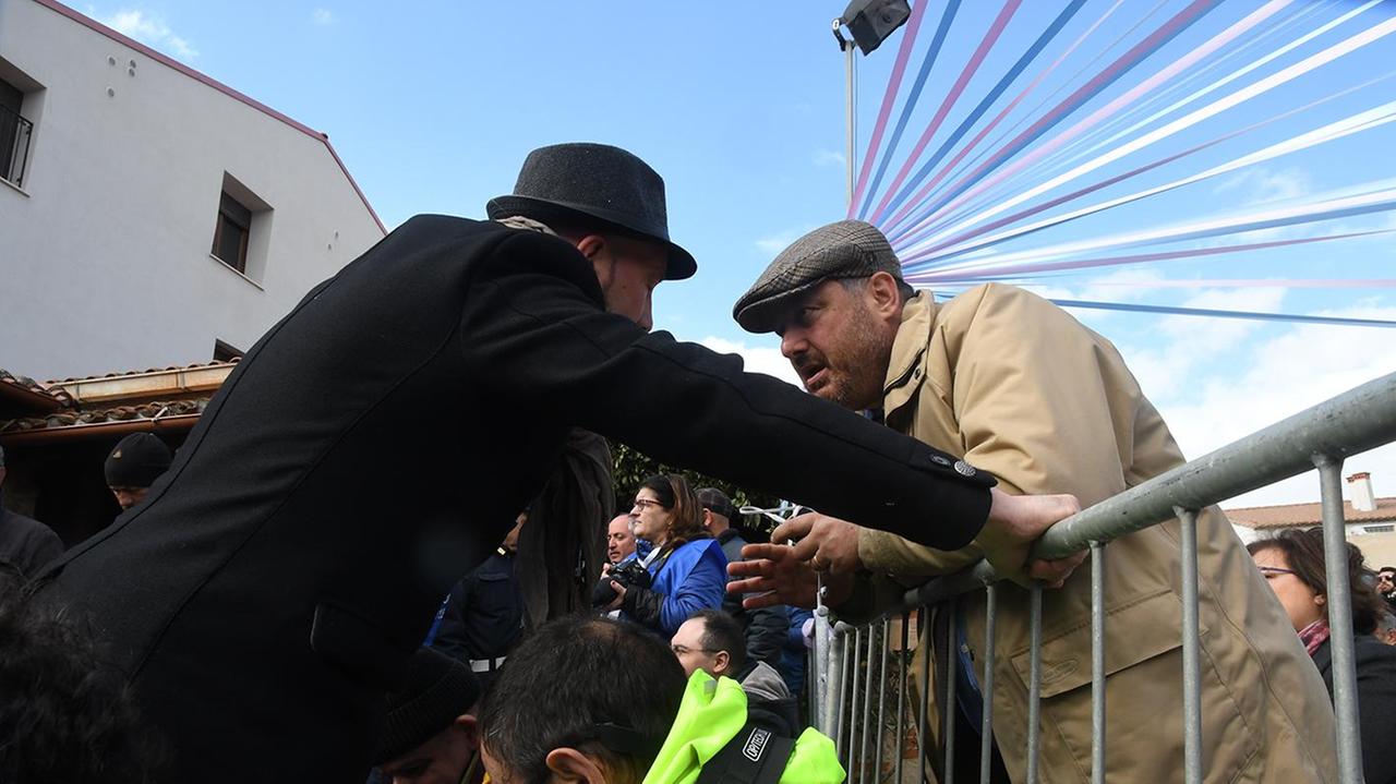Il questore parla col presidente del Gremio (foto Francesco Pinna)