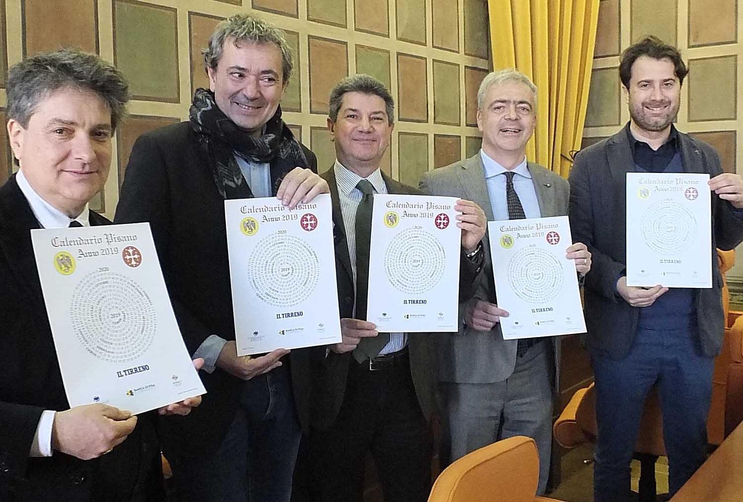 La presentazione del calendario in regalo col Tirreno (foto Fabio Muzzi)