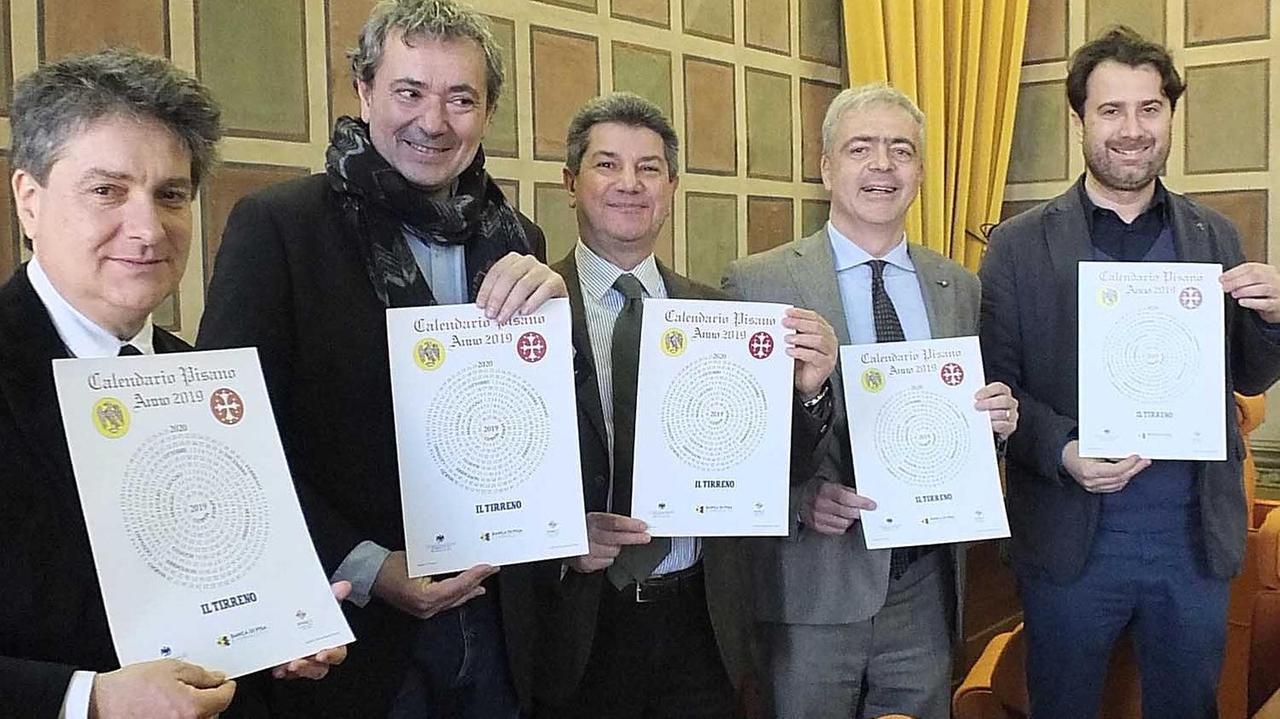 La presentazione del calendario in regalo col Tirreno (foto Fabio Muzzi)