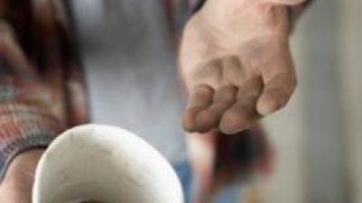 Gli nega l'elemosina, picchiata una donna