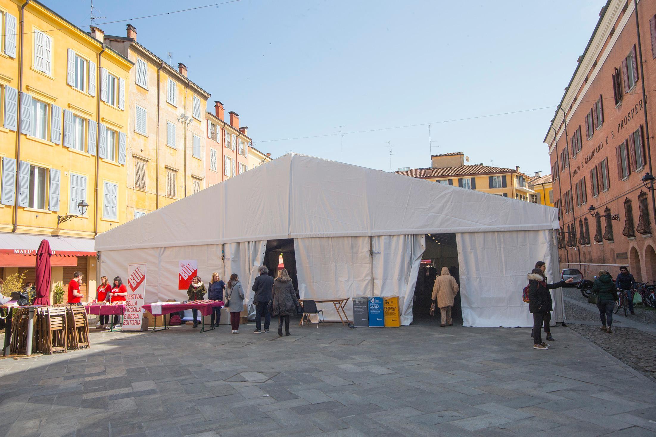 La tensostruttura che ospita Buk in piazza XX Settembre
