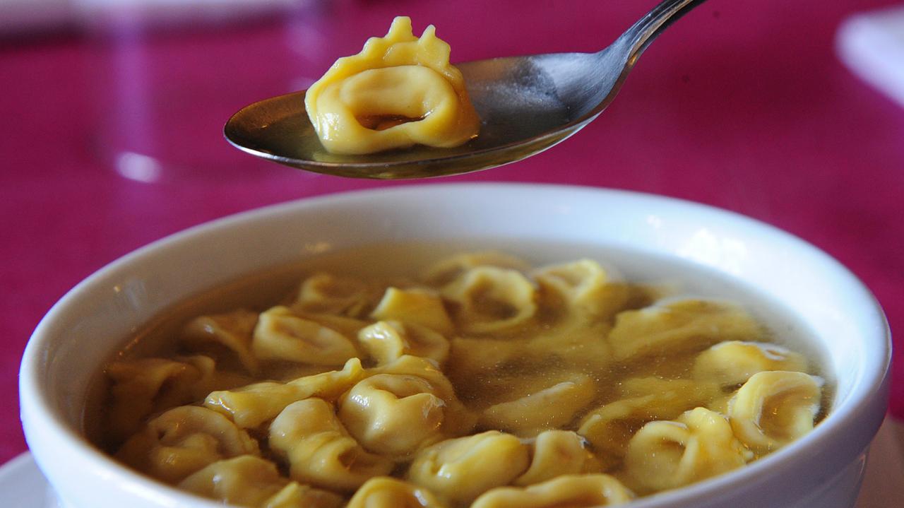 Un piatto di tortellini in brodo: foto simbolo del nuovo inserto Il Menù