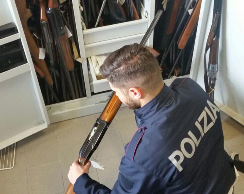 Un marito violento di Modena allontanato e disarmato 