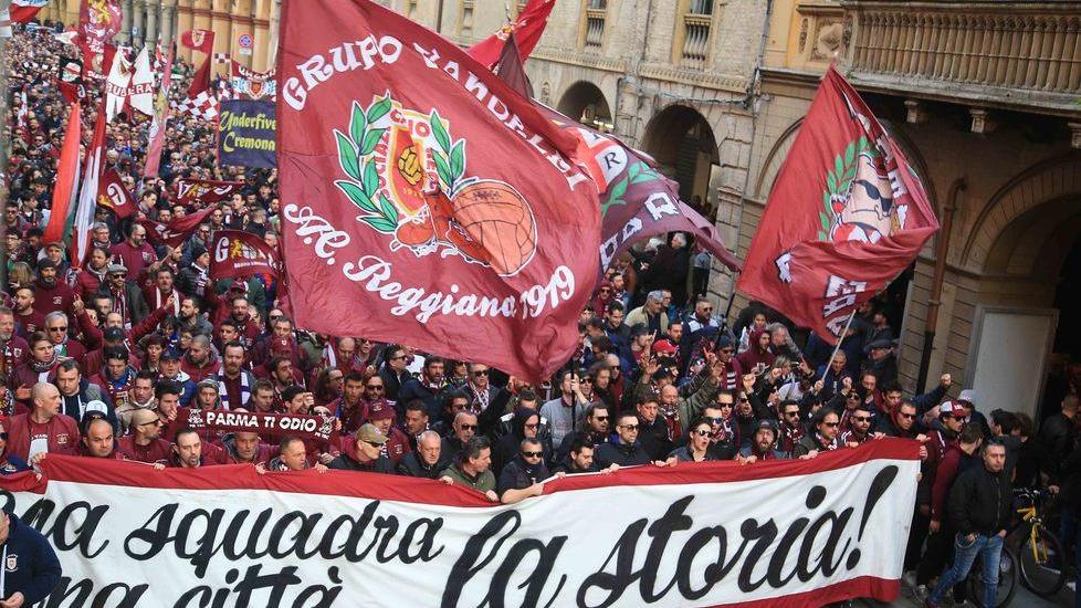 Reggiana, 2.500 tifosi in corteo per rivendicare lo stadio e difendere Piazza