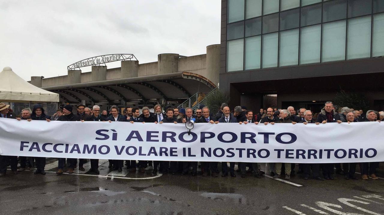 La manifestazione di novembre favorevole alla nuova pista di Peretola (foto Batavia)