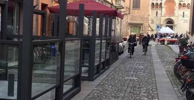 Modena, dubbi in via Selmi sul doppio dehor 