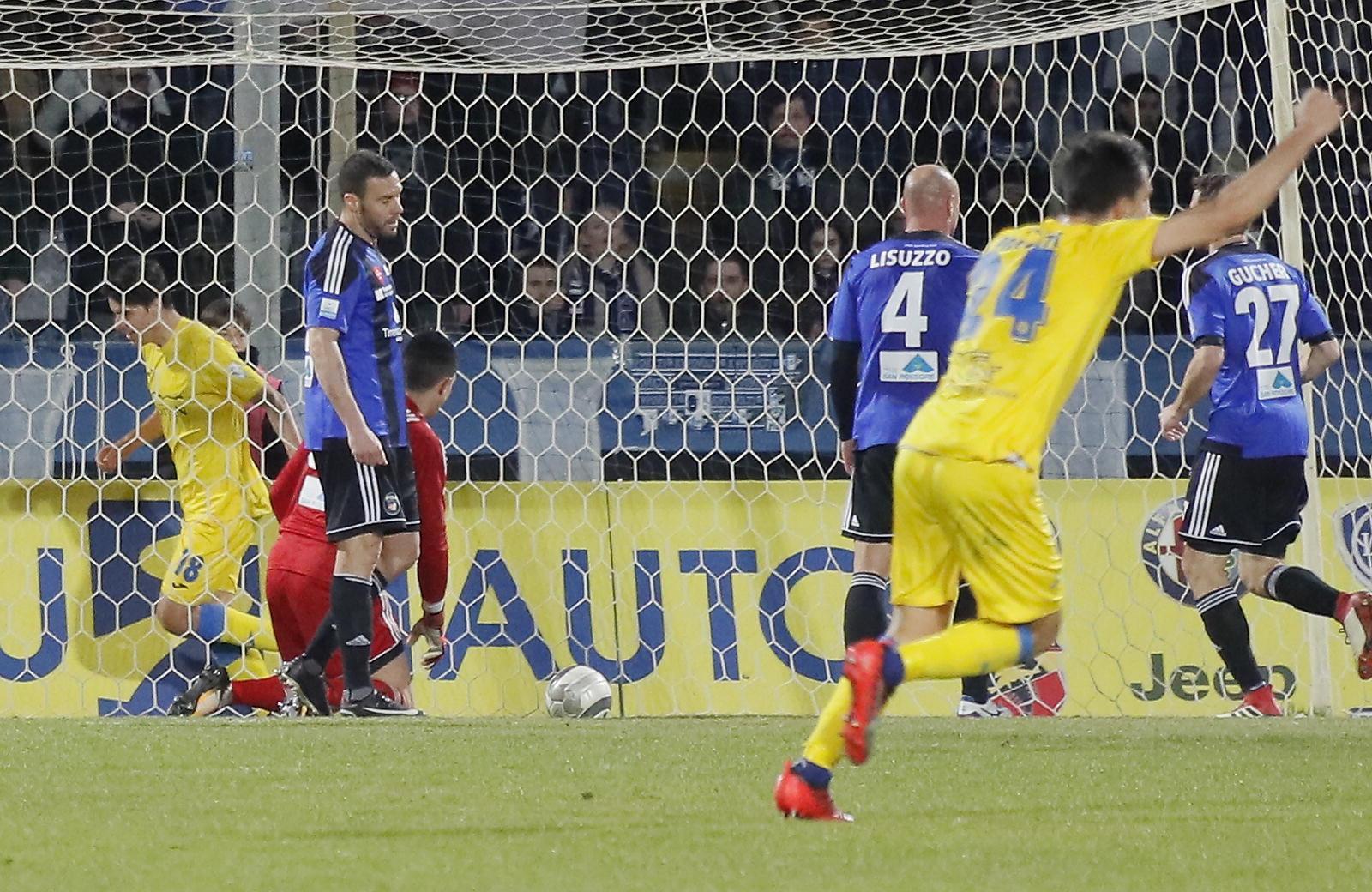 Il primo gol degli apuani firmato involontariamente da Lisuzzo (Muzzi)