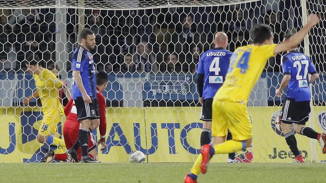 Il primo gol degli apuani firmato involontariamente da Lisuzzo (Muzzi)