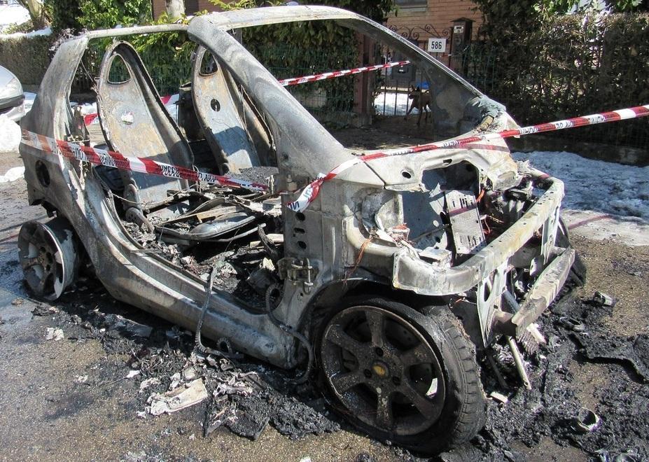 Cambio olio, auto in fiamme Paura per il ferrarista Laschi