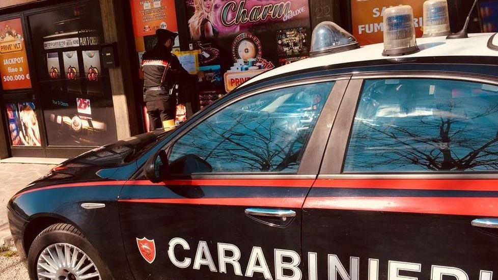 Sigilli alla sala slot illegale e blitz nei ristoranti cinesi