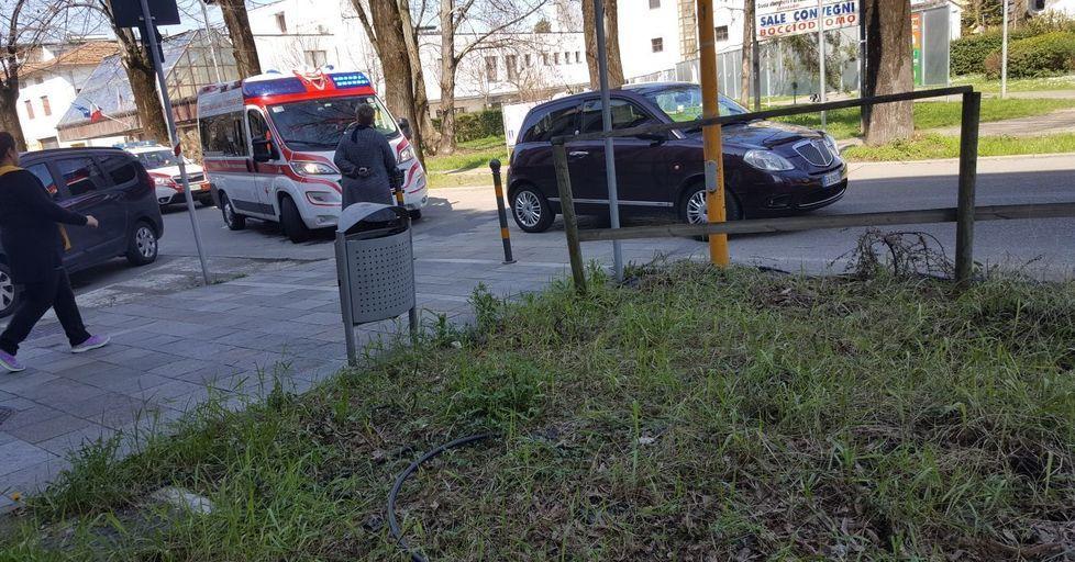 Investita da un’auto anziana resta ferita