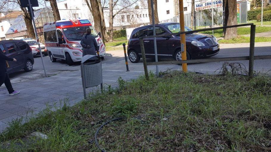 Investita da un’auto anziana resta ferita