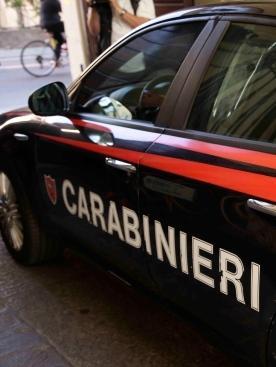 Trova duemila euro e li restituisce 