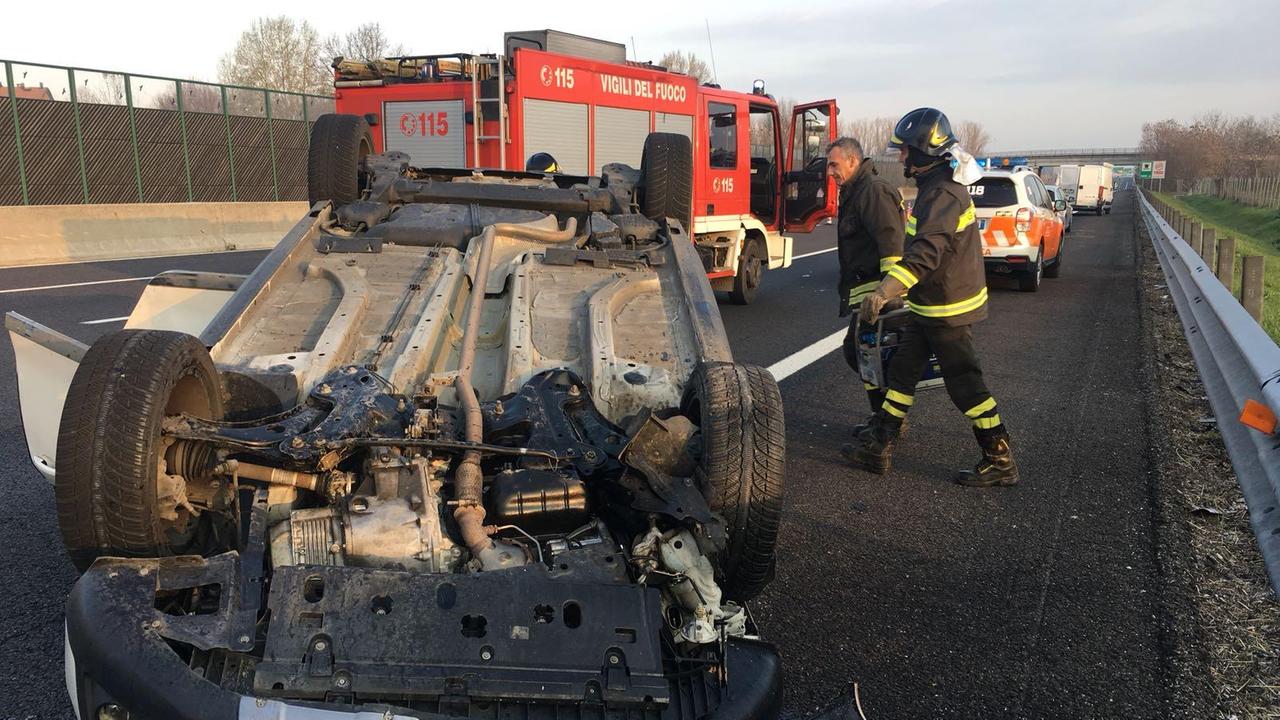 Modena, auto tampona furgone e si ribalta: ferite 5 persone