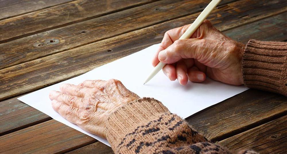 Sassari, un milione di euro in eredità alla badante: il giudice annulla il testamento