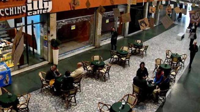Baby gang lancia bottigliette di acido muriatico