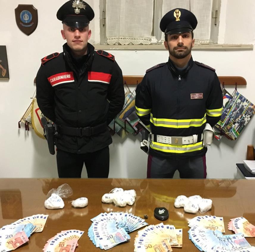 La droga e il denaro sequestrati da carabinieri e Polstrada