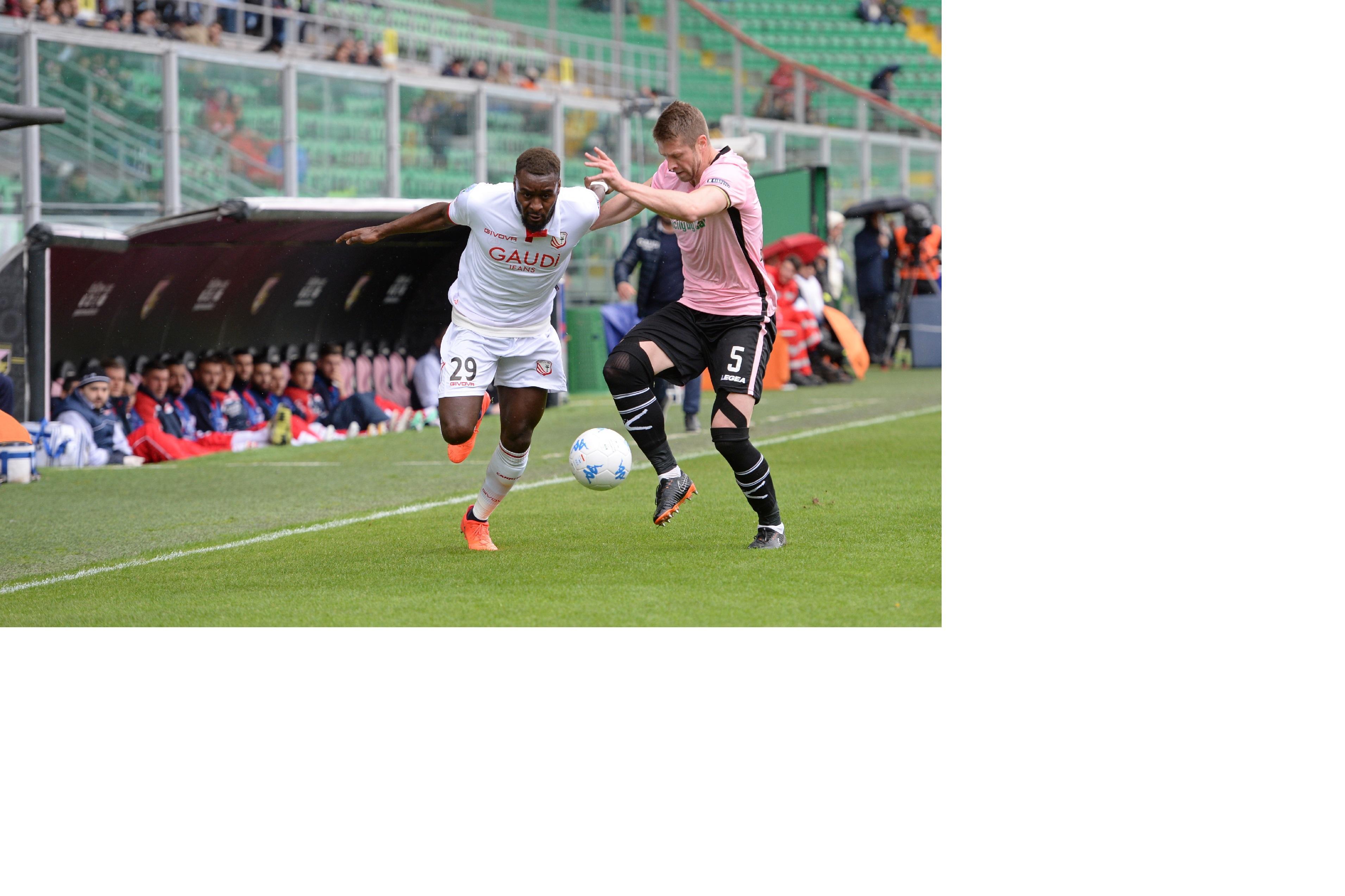 Nzola in azione a Palermo