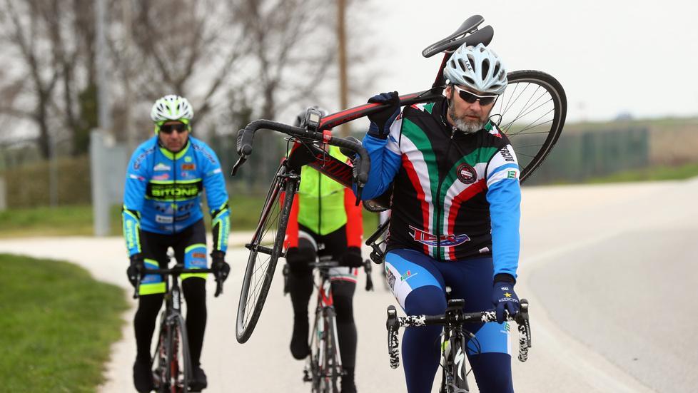 Gli amici dell’uomo caduto portano via la bicicletta 