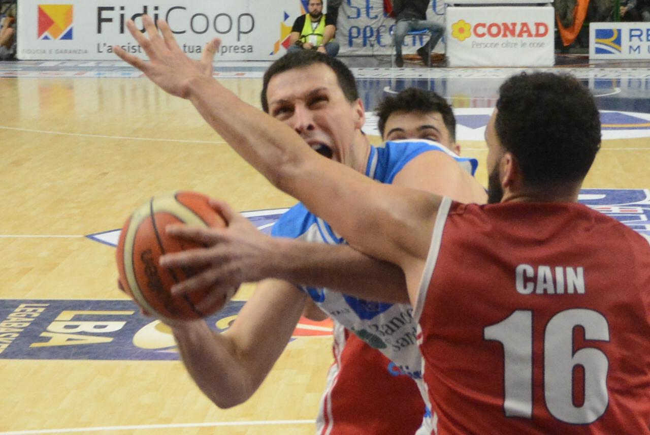 La Dinamo cade in casa col Varese: 87-91