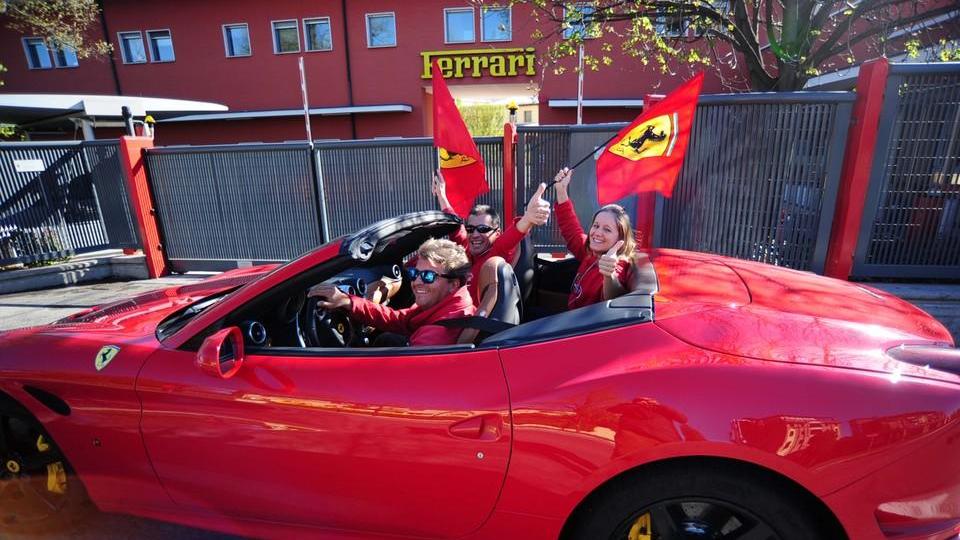 Ferrari vince in Australia e Maranello torna a far festa tra campane e bandiere
