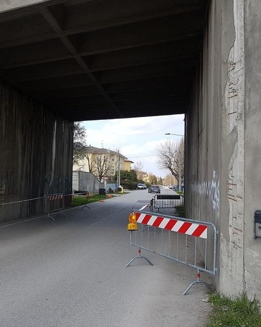 Si sta staccando l’intonaco del sottopasso di via Lavinino