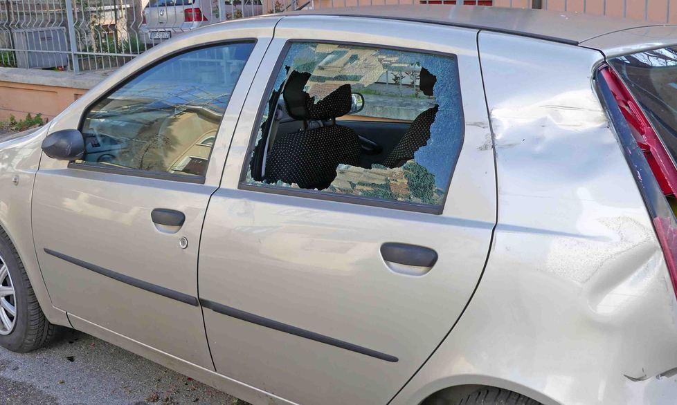 Finisce contro un’auto in sosta