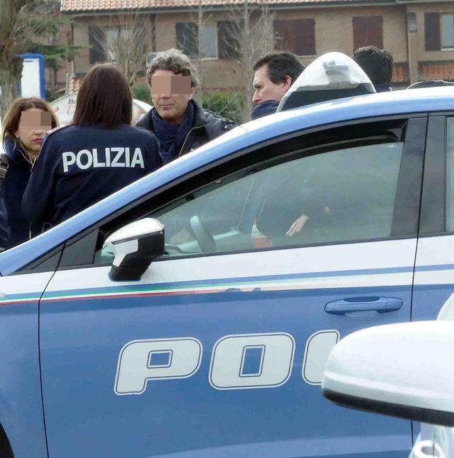 Chiusa in macchina per sfuggire all’ira dello stalker
