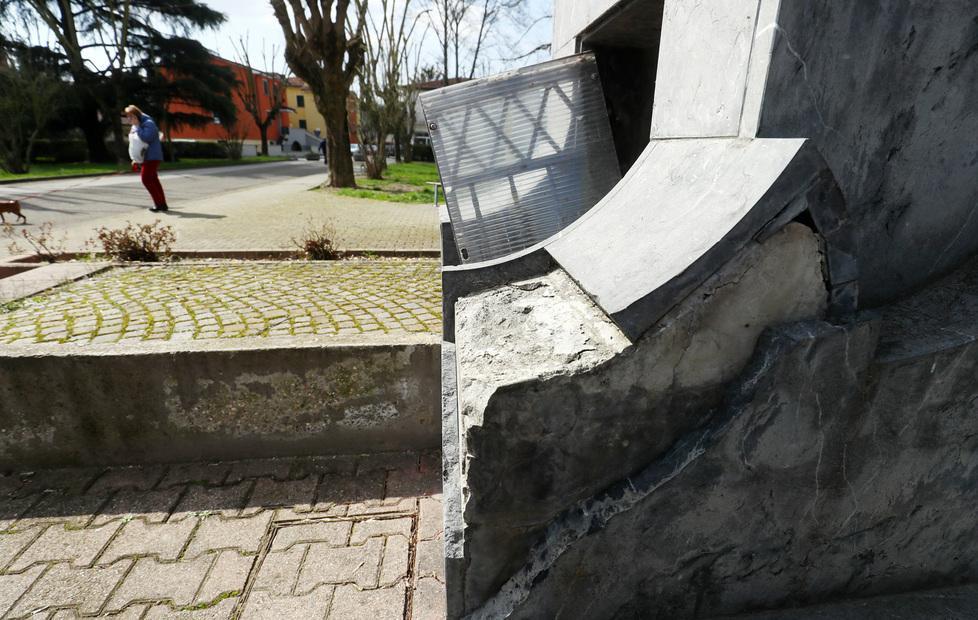 Vandali in azione Monumento ai caduti distrutto in più parti 