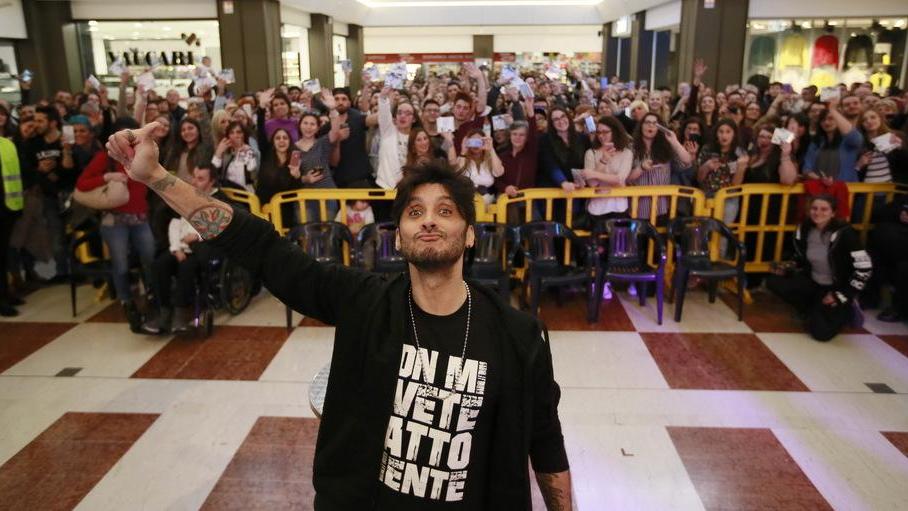 All’iper applausi per Fabrizio Moro