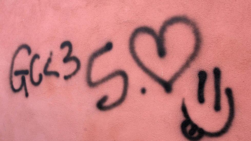 Via i graffiti dai palazzi del centro