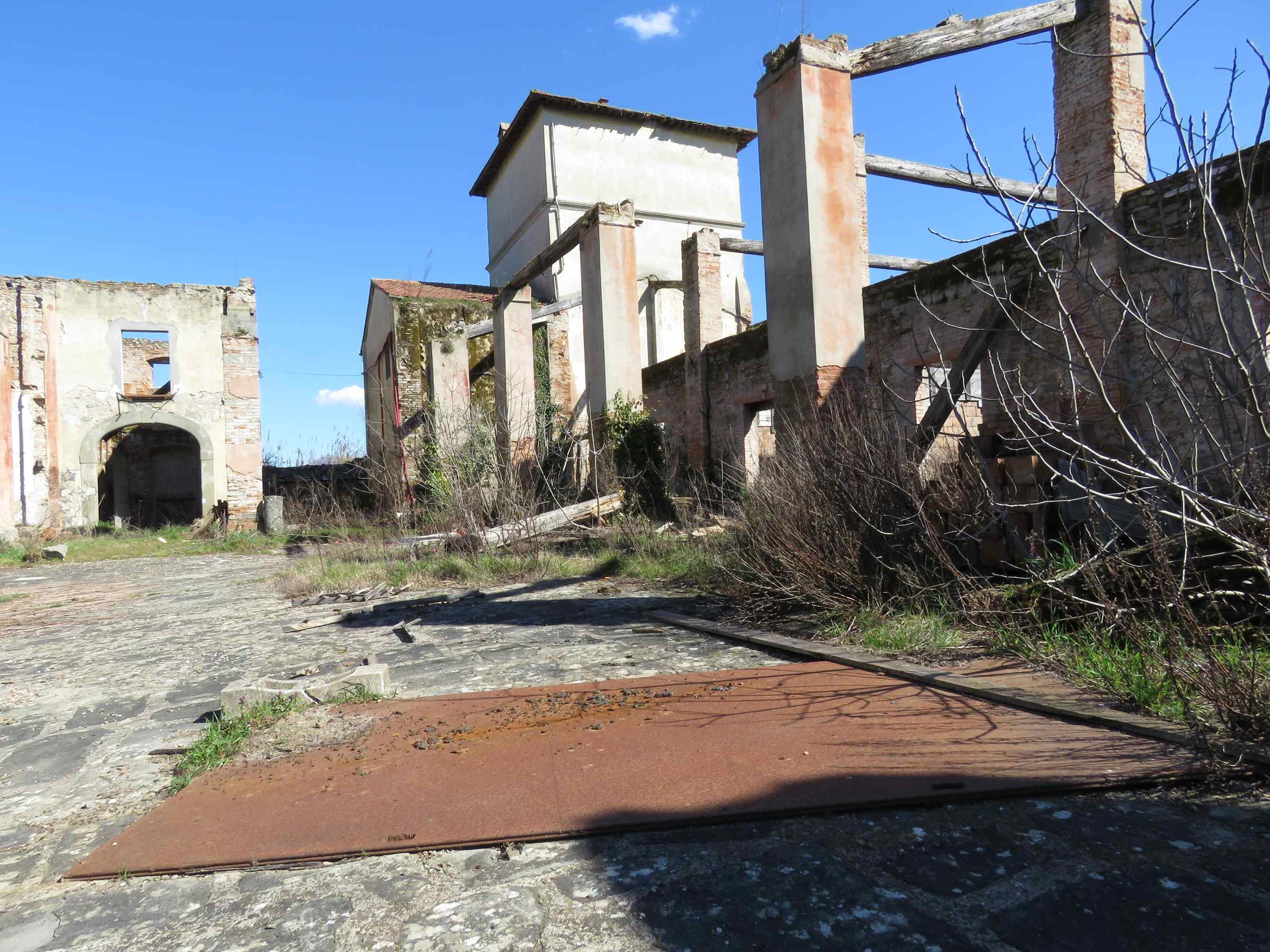 Una veduta di alcuni ruderi della Fattoria Medicea