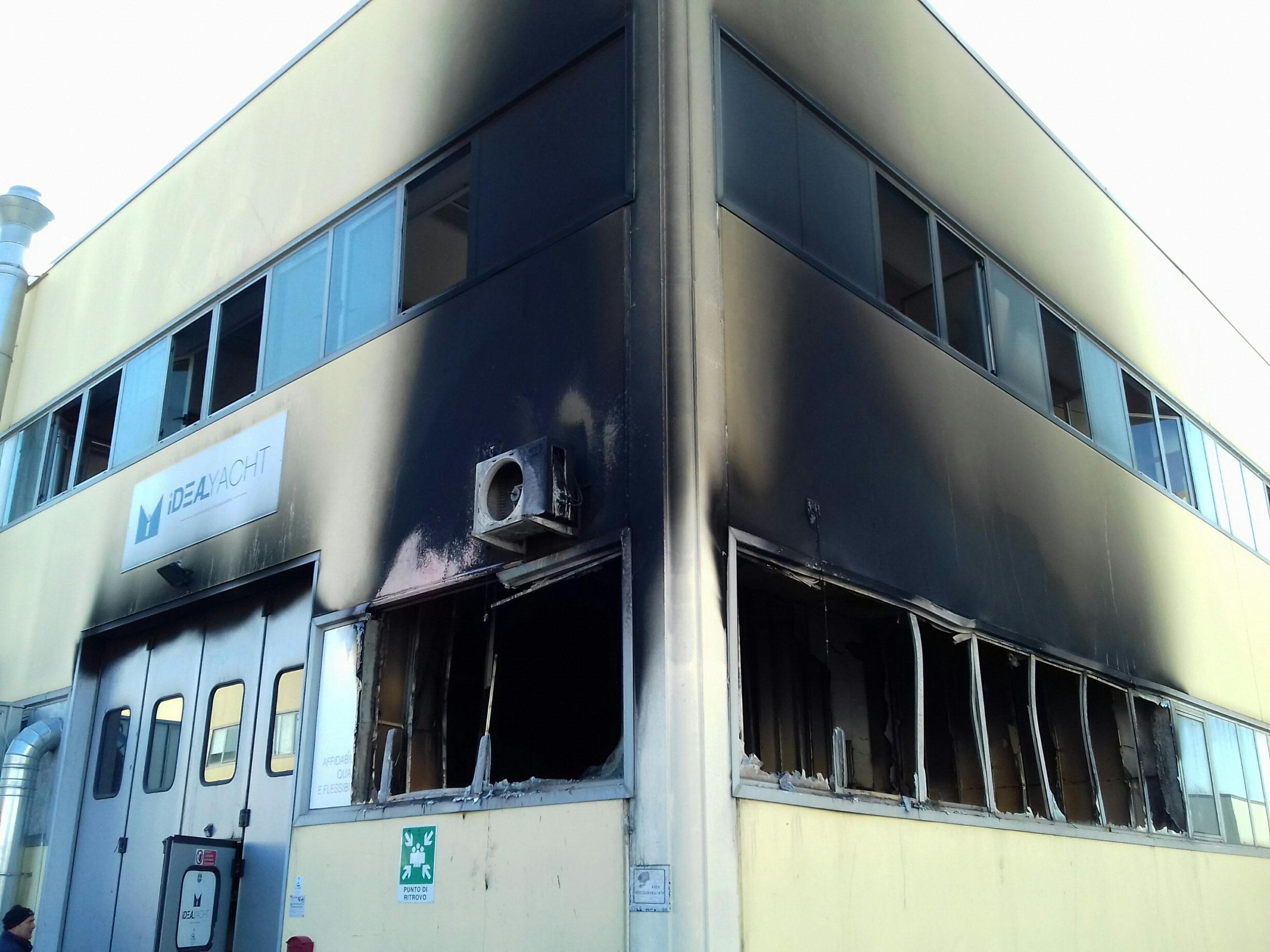 Viareggio, incendio nella notte al Cotone: a fuoco una falegnameria 