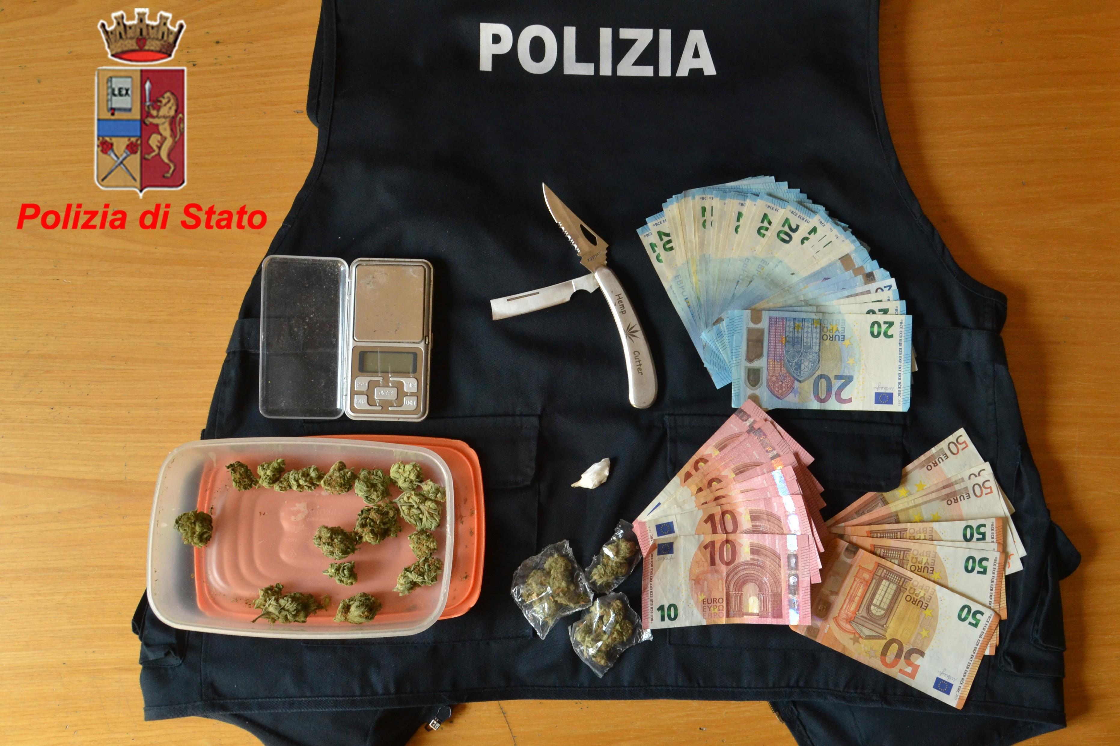 Reggio Emilia, è ai domiciliari per rapina ma ha in casa la base dello spaccio 