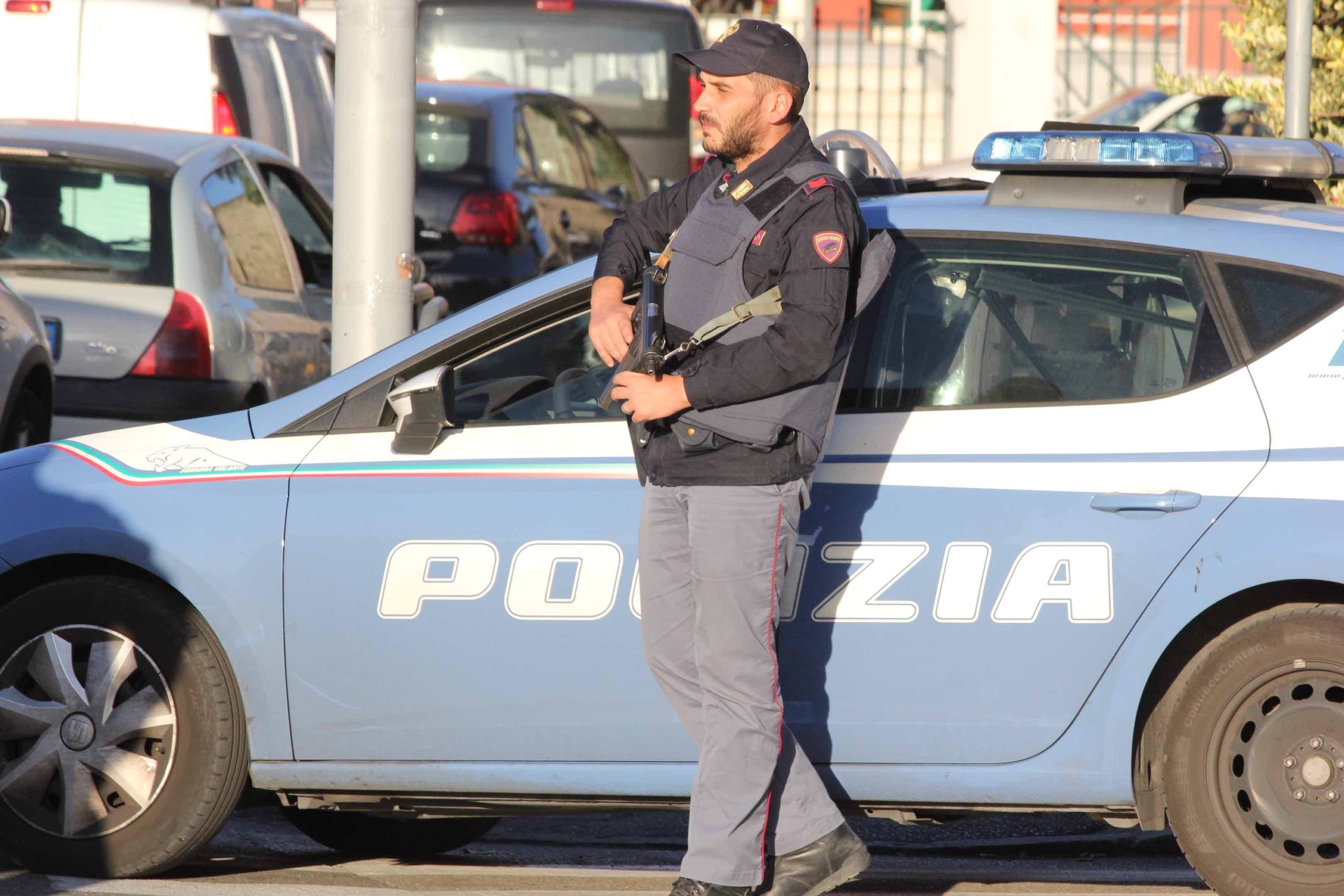 Un poliziotto con giubbotto antiproiettile